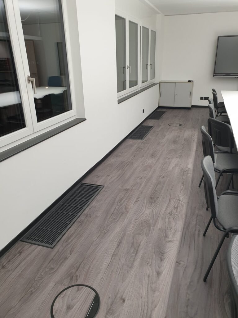 Ausbau eines Büros in Mannheim - Bodenlegearbeiten - Loose-Lay-Vinylboden. Details an den Elementen des Doppelbodens