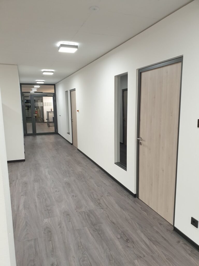 Büro Trockenbau Mannheim - Trennwände aus Gipskartonplatten mit fest verglasten Öffnungen und gleitendem Deckenanschluss