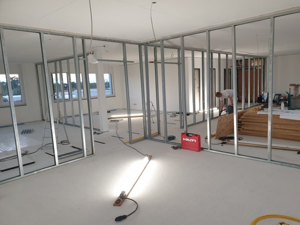 Ausbau eines Büros in Mannheim - Trockenbau - Vorbereitung der Unterkonstruktion für Trennwände