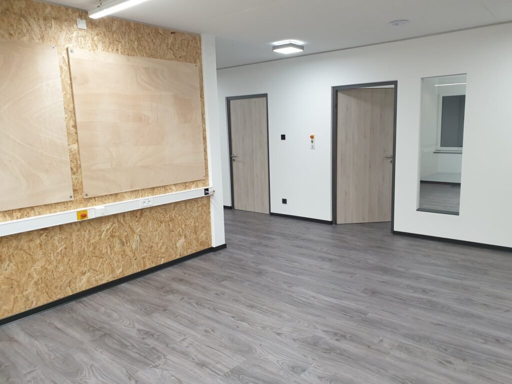 Büro Trockenbau Mannheim - Trennwand aus OSB-Platten und Trennwände mit Festverglasung - Trockenbau und Bodenlegearbeiten
