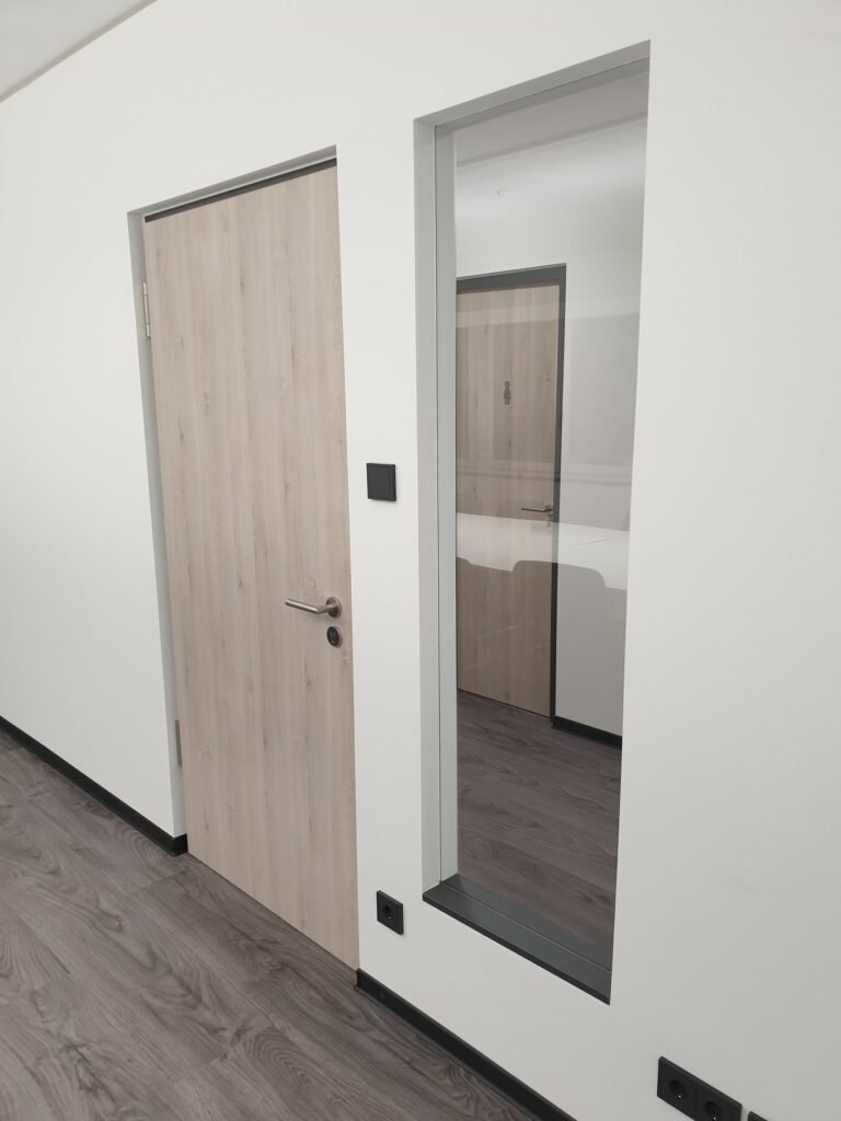 Ausbau eines Büros in Mannheim - Trockenbau-Trennwand mit gleitendem Deckenanschluss und einer fest verglasten Öffnung