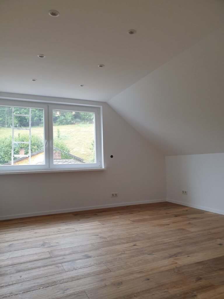 Innenausbau eines Hauses nahe Heidelberg - Schlafzimmer nach abgeschlossenen Trockenbau-, Maler- und Bodenlegearbeiten