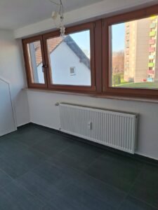 Fliesenarbeiten bei einer Komplettrenovierung einer Wohnung in Mannheim-Waldhof - Anthrazit-Bodenfliesen in der Küche