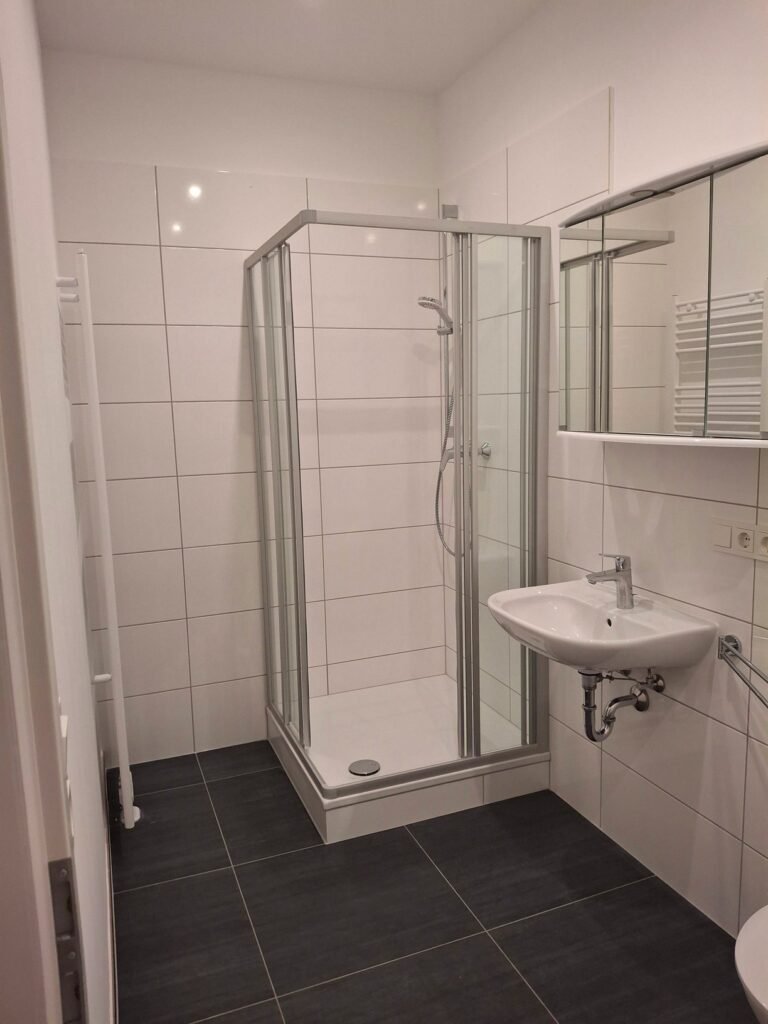 Badsanierung und moderne Wandfliesen vom Fliesenleger Mannheim