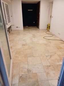 Estrich, Fußbodenheizung und Naturstein-Bodenfliesen in Heidelberg - Endergebnis nach dem Verfugen - Ansicht Wohnzimmer