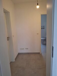 Verlegung von Bodenfliesen in Betonoptik bei Komplettsanierung einer Wohnung in Mannheim-Rheinau - fertige Fliesen im Flur