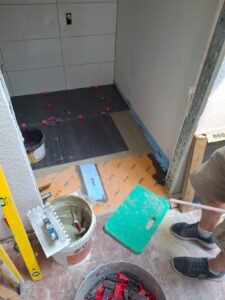 Erstellen von sechs Bädern bei einer Umnutzung einer Tanzschule in Studentenwohnungen - Abdichtung und Entkopplung der Bodenfliesen vom Holzparkett