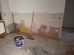 Verlegung von Bodenfliesen in Betonoptik bei Komplettsanierung einer Wohnung in Mannheim-Rheinau - Küche vor der Estrichreparatur