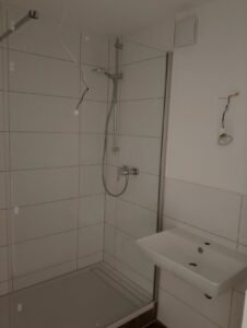 Komplettsanierung eines Bades in Mannheim-Käfertal inklusive Abriss, Verputzarbeiten, Fliesenarbeiten und Duschmontage - Gesamtansicht nach Fertigstellung