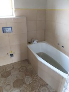 Renovierung eines Bades in Mannheim - Montage einer Badewanne, Verlegung von sechseckigen Bodenfliesen und hellbraunen Wandfliesen - Ansicht nach Fertigstellung