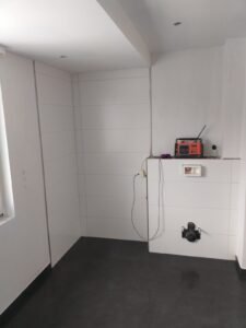 Verlegung von dunkelgrauen Großformatfliesen in einem Bad in Ludwigshafen - WC-Bereich