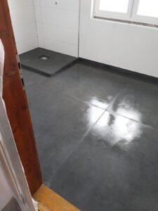 Verlegung von dunkelgrauen Großformatfliesen in einem Bad in Ludwigshafen - Endergebnis nach dem Verfugen