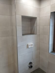 Umfassende Badrenovierung in Ludwigshafen - raumhohe Wandfliesen in Hellbraun - Ansicht WC und Ablage