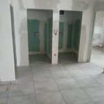 Verlegung von Bodenfliesen mit hoher Abriebklasse in einer Kfz-Werkstatt in Mannheim - Ansicht Kunden-WC