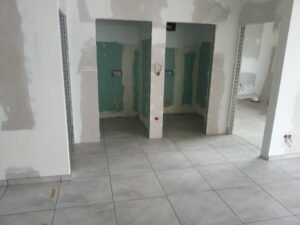 Verlegung von Bodenfliesen mit hoher Abriebklasse in einer Kfz-Werkstatt in Mannheim - Ansicht Kunden-WC