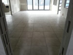 Verlegung von Bodenfliesen mit hoher Abriebklasse in einer Kfz-Werkstatt in Mannheim - vor dem Verfugen