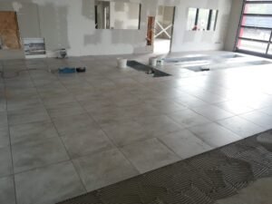 Verlegung von Bodenfliesen mit hoher Abriebklasse in einer Kfz-Werkstatt in Mannheim - Zustand während der Verlegung