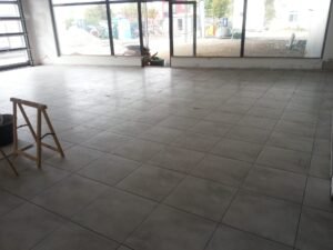 Verlegung von Bodenfliesen mit hoher Abriebklasse in einer Kfz-Werkstatt in Mannheim - Endergebnis