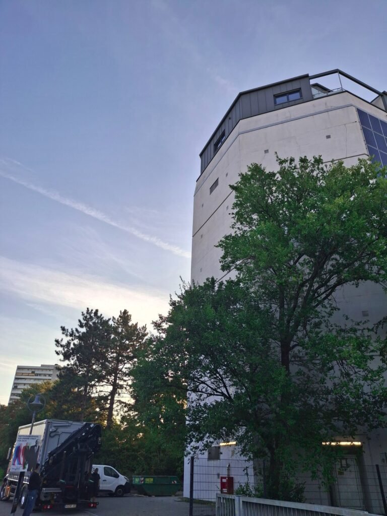 Brandschutz-Trockenbau in einem Hochbunker in Ludwigshafen - das Material wird per Kran geliefert