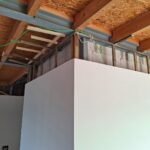 Brandschutz-Trockenbau in einem Hochbunker in Ludwigshafen - Ansicht Aufzugsschacht vor der Brandschutzerzüchtigung