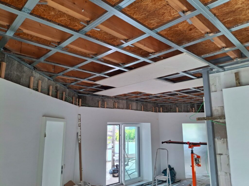 Brandschutz-Trockenbau in einem Hochbunker in Ludwigshafen - Beginn der F90-Verkleidung der Decke