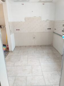 Fliesenarbeiten in einer Küche in Heidelberg - Bodenfliesen im römischen Verband und Fliesenspiegel