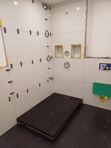 Komplettsanierung eines Bades in Heidelberg - Verlegung von Großformat-Wandfliesen in Weiß - Ansicht vor dem Verfugen