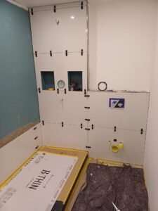 Komplettsanierung eines Bades in Heidelberg - Verlegung von Großformat-Wandfliesen in Weiß - Ansicht während der Arbeiten