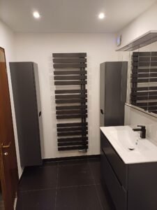 Komplettsanierung eines Bades in Heidelberg - Verlegung von Großformat-Wandfliesen in Weiß - Ansicht Waschbecken-Bereich nach Fertigmontage