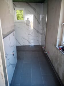 Badrenovierung in Heidelberg - Wandfliesen in Marmoroptik, Bodenfliesen in Anthrazit, Bodengleiche Dusche - Gesamtansicht