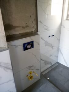 Badrenovierung in Heidelberg - Wandfliesen in Marmoroptik, Bodenfliesen in Anthrazit, Bodengleiche Dusche - hier Duschbereich und WC