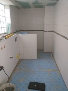 Umfassende Fliesenarbeiten in einem Bad in Ludwigshafen - Abdichtung des Bodens