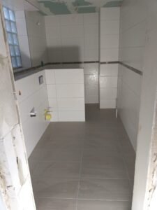 Umfassende Fliesenarbeiten in einem Bad in Ludwigshafen - Gesamtansicht vor der Sanitärmontage