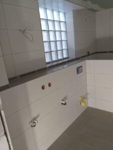 Umfassende Fliesenarbeiten in einem Bad in Ludwigshafen - Ansicht Waschbecken- und WC-Bereich