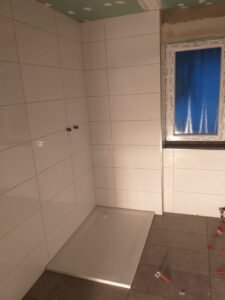 Renovierung eines Bades in Mannheim Lindenhof - weiße Wandfliesen, graue Bodenfliesen, Duschwannenmontage