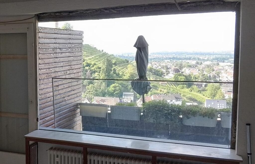 Ein 'Vor'-Foto eines Fensterprojekts in Mannheim: Eine große leere Fensteröffnung, die für neue Fenster durch Fensterbauer Mannheim bereit ist.