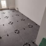 Verlegung großformatiger Küchenfliesen mittels Keil-Nivelliersystem – Präziser Innenausbau Mannheim