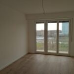Fertig sanierter Wohnraum mit verlegtem Großformat-Laminat – Professioneller Innenausbau Mannheim