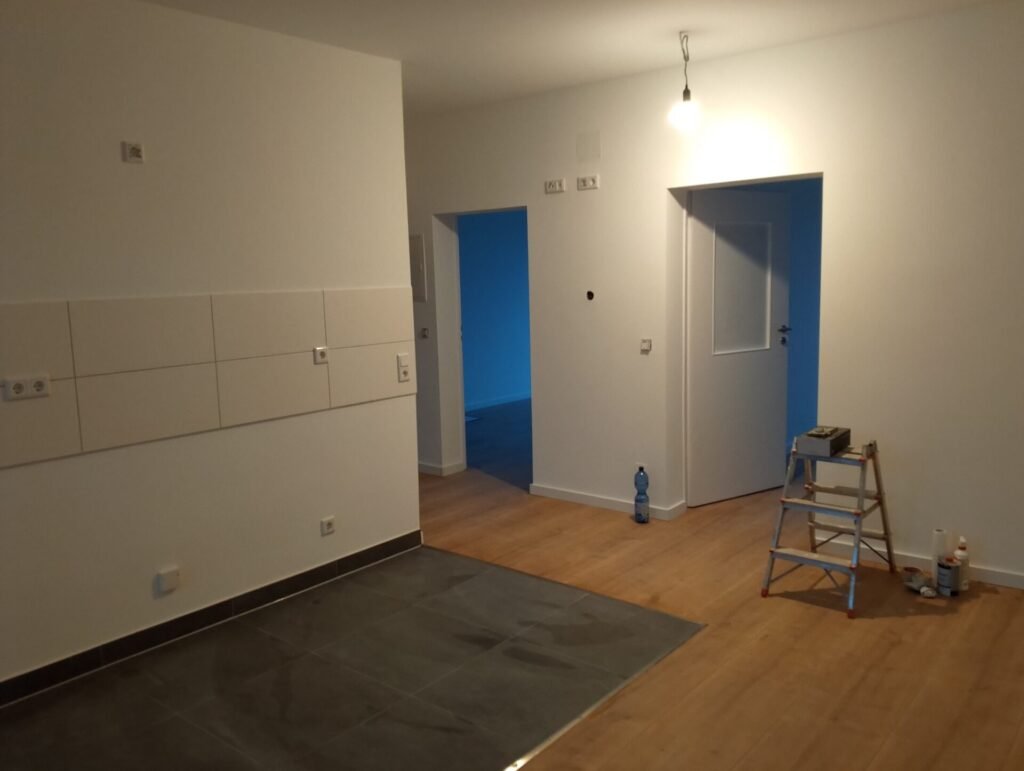 Schwellenloser Materialübergang von Fliesen zu Laminat im Wohnbereich – Erfahrener Innenausbau Mannheim