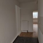 Blick über den gefliesten Küchenboden in den sanierten Flur – Kompetenter Innenausbau Mannheim