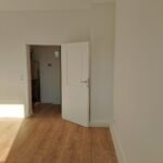 Renovierter Wohnraum mit Massivholz-Fußleisten und neuer Zimmertür – Zuverlässiger Innenausbau Mannheim