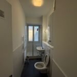 Modern saniertes Badezimmer mit hellen Großformatfliesen und Trockenbau – Fachgerechter Innenausbau Mannheim