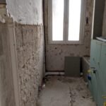 Entkerntes Badezimmer mit freigelegtem Mauerwerk vor dem Neuaufbau – Zuverlässiger Innenausbau Mannheim