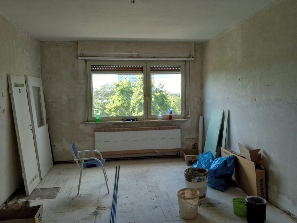 Wohnraum während der Entkernungsphase mit bereitgestellten Baustoffen – Fachbetrieb Innenausbau Mannheim