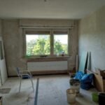 Wohnraum während der Entkernungsphase mit bereitgestellten Baustoffen – Fachbetrieb Innenausbau Mannheim