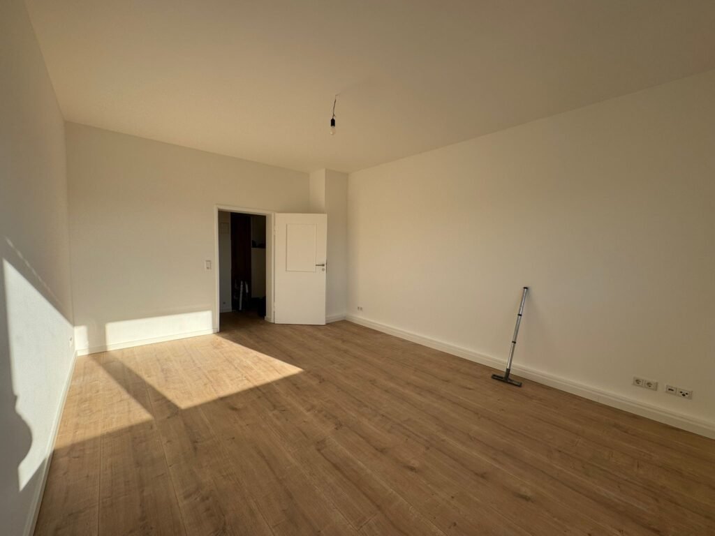 Lichtdurchfluteter Raum mit großformatigem Laminat – Fachbetrieb Bodenleger Mannheim