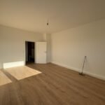 Lichtdurchfluteter Raum mit großformatigem Laminat – Fachbetrieb Bodenleger Mannheim