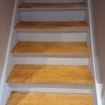 Frisch versiegelte und gestrichene Holztreppe nach Sanierung – Erfahrener Bodenleger Mannheim