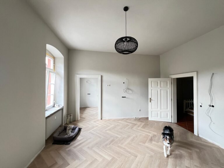 Design-Vinyl im Fischgrätverband in sanierter Küche – Fachbetrieb für Bodenleger Mannheim
