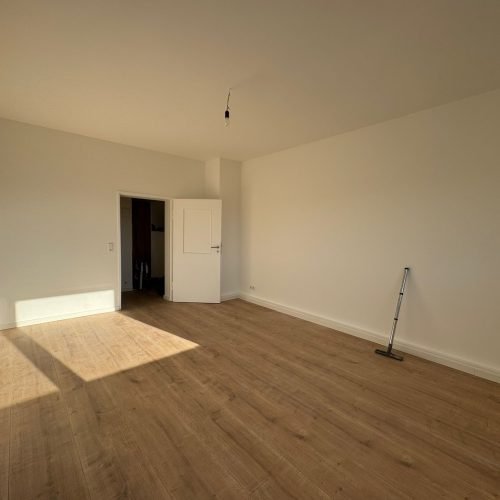 Lichtdurchfluteter Raum mit großformatigem Laminat – Fachbetrieb Bodenleger Mannheim